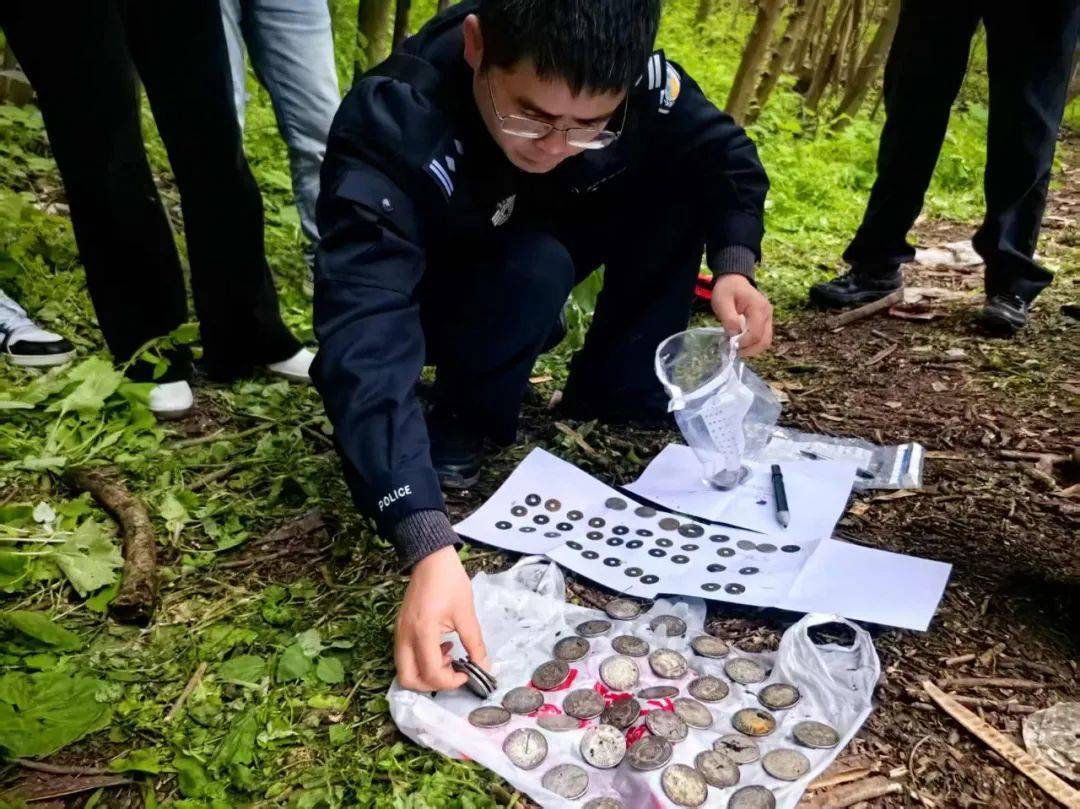 男子偷到假古币怒掷河中，到派出所 “打听风声”自投罗网