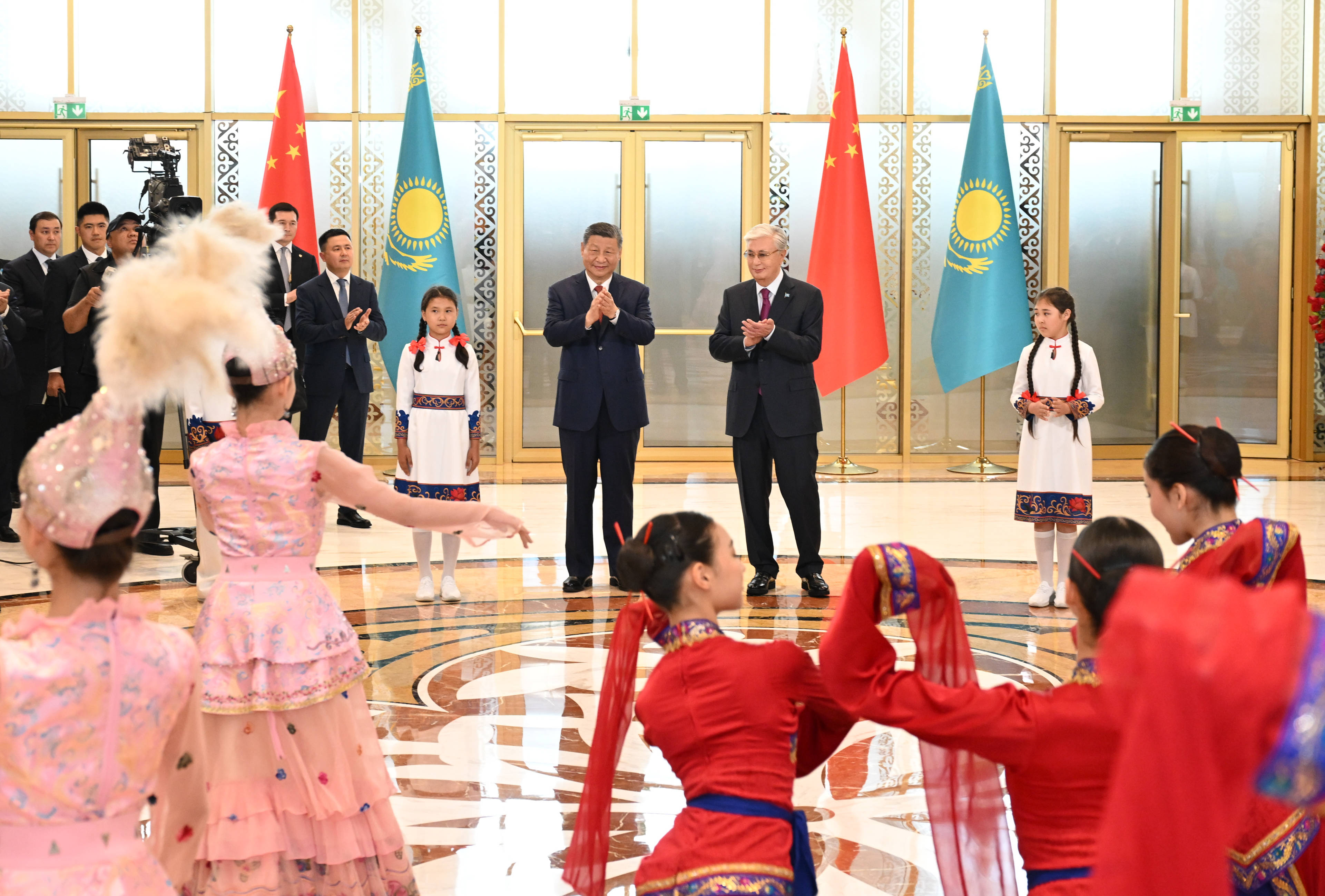 第一观察·瞬间 | 特殊礼遇 深厚情谊