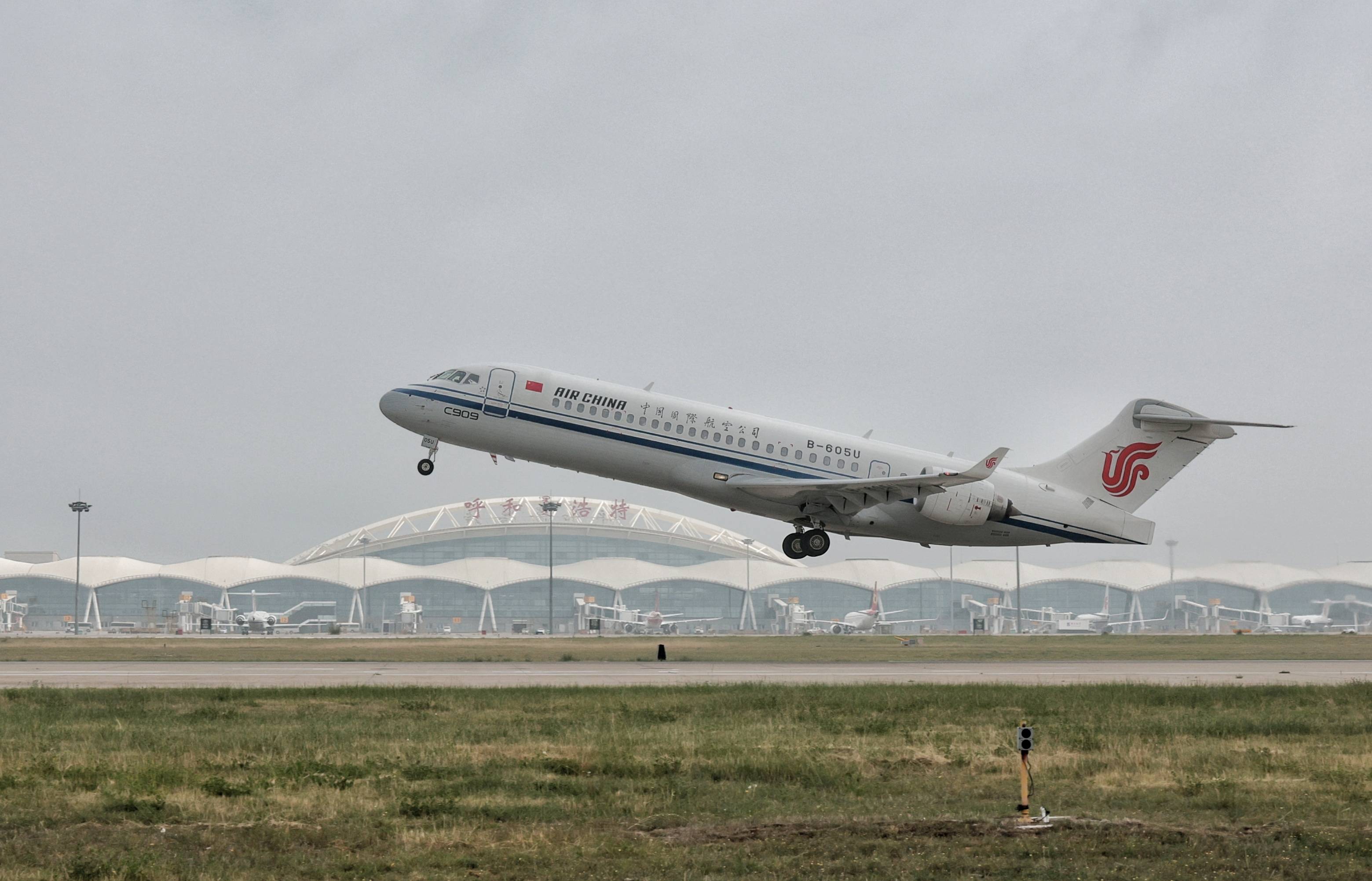 国产飞机C909“身披”五星红旗，首次载旗执行国际商业航班