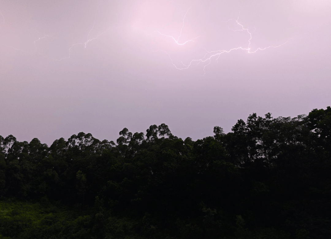 刚刚，预警生效！深圳还有大暴雨！台风残留云系将横穿广东，最新预报