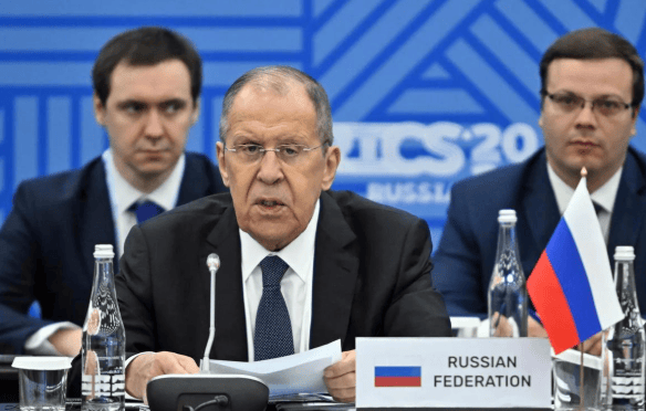 美日韩三国重兵集结，俄罗斯许下承诺，拉夫罗夫火速抵朝