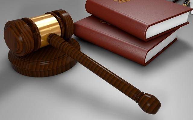 6岁男童在火车上起身时座椅回弹夹伤玩伴！伤者家属索赔5万元，法院判赔1369元