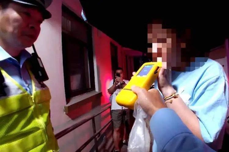 上海一女子开车肇事后，第一件事竟是逃回家喝酒……已被刑拘！