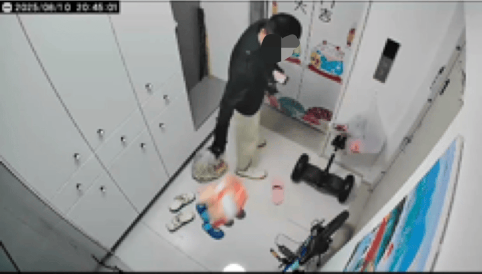 外卖员要独自在家孩子开门拍照签收，遭拒后暴躁摔餐离去，当事网友：美团称会进行处罚