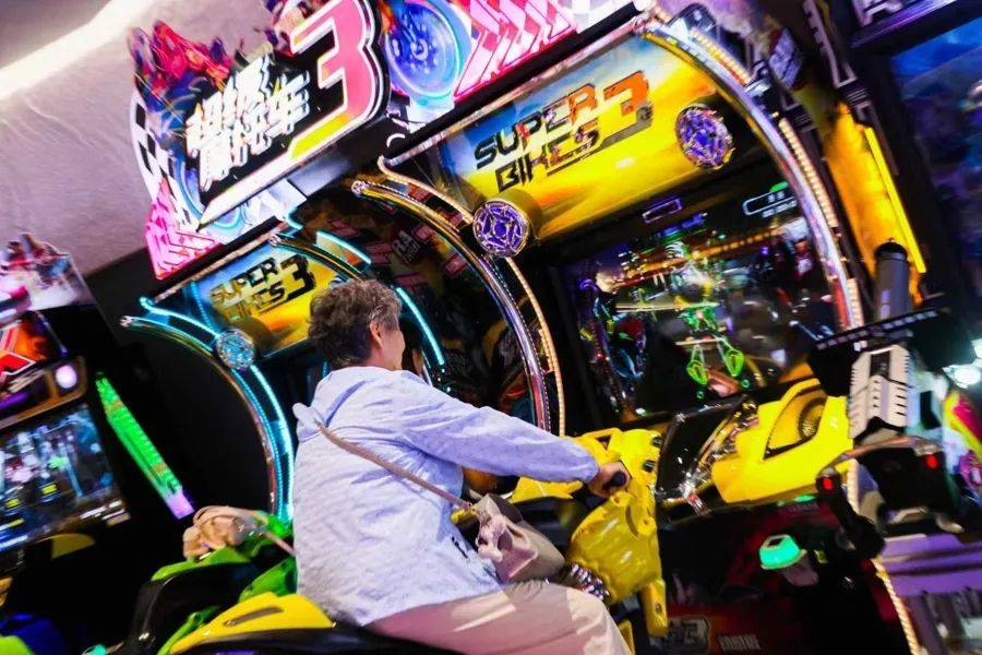 需求突然猛增!上海不少商场挤满老年人,一次只花10块钱,还能免费带2名亲友,有人去了又去