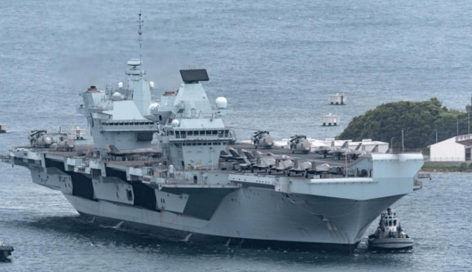 美国战争部挂牌后，福建舰罕见穿航台海，台当局紧急赴美求援，两国军舰直闯台海
