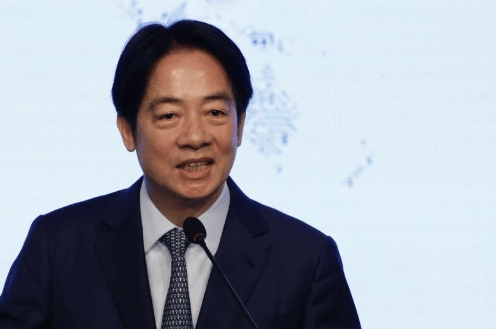 美国战争部挂牌后,福建舰罕见穿航台海,台当局紧急赴美求援,两国军舰直闯台海