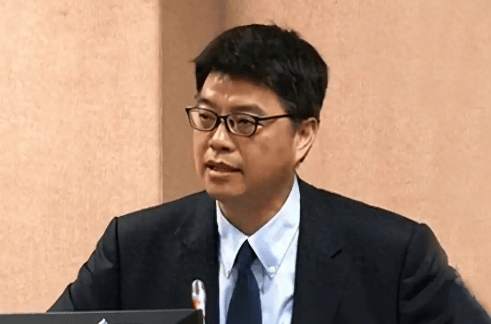 美国战争部挂牌后,福建舰罕见穿航台海,台当局紧急赴美求援,两国军舰直闯台海