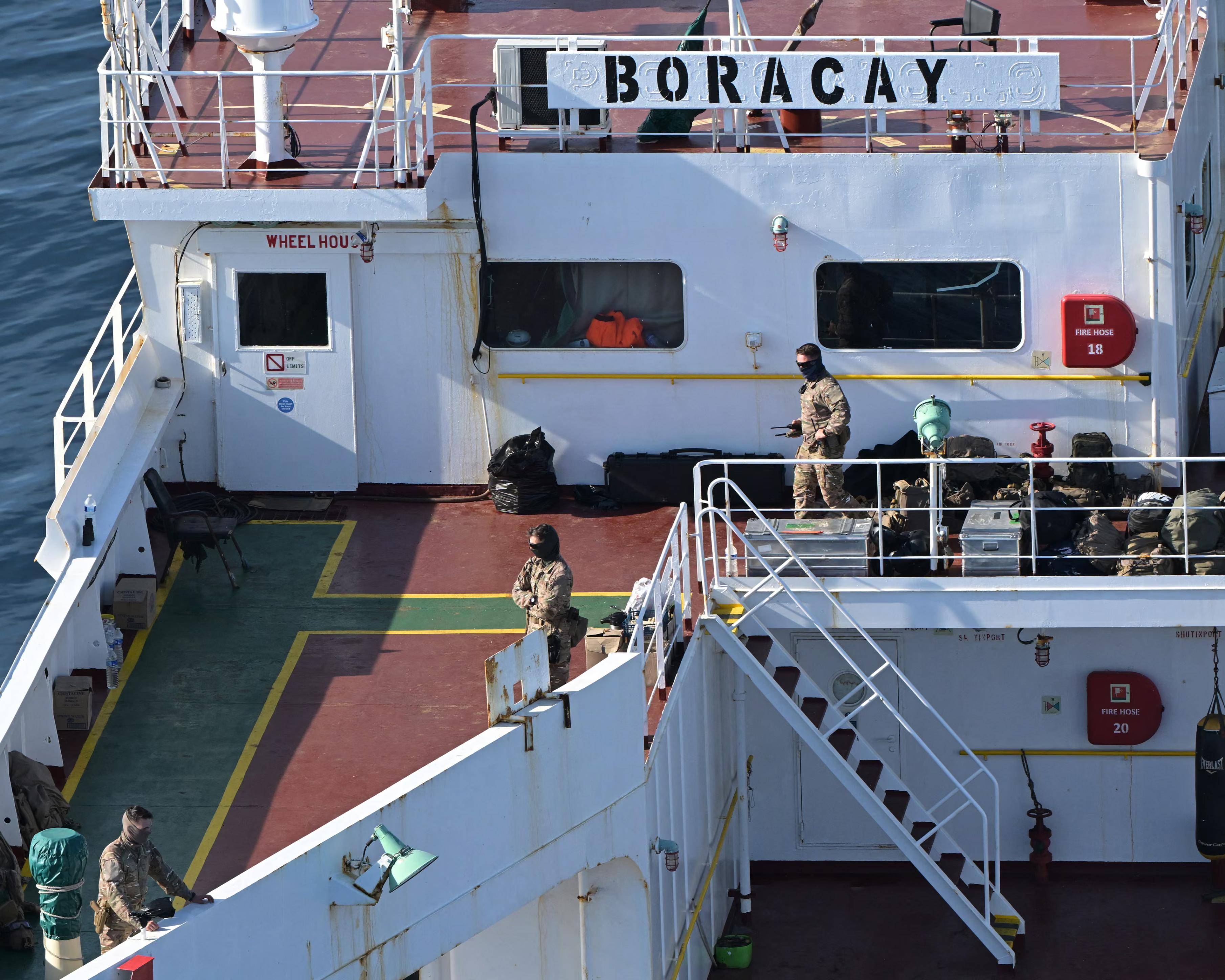 法国这次捅马蜂窝了,北约首次扣押俄罗斯油轮,中国北极航线破局