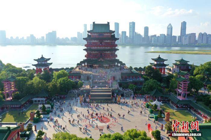 江西南昌：江南名楼滕王阁引游客纷至沓来