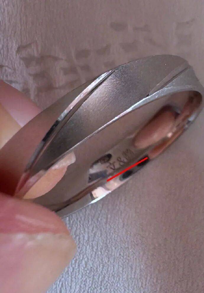 太崩溃！婚礼次日，发现婚戒内侧刻着他人姓名！