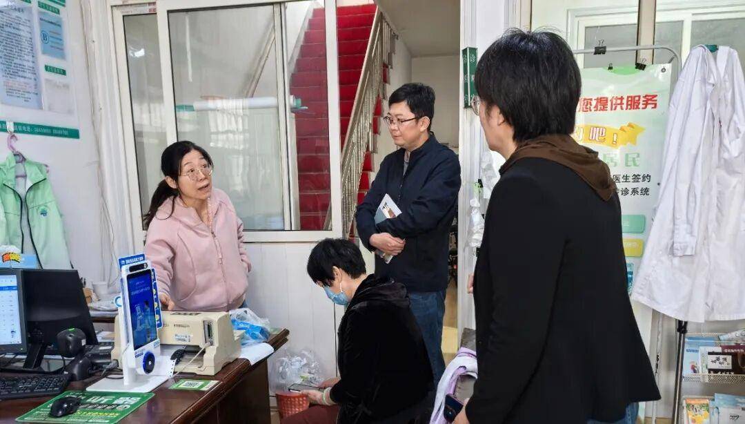 “大医院专家来了，我们在社区看病，也更放心了”