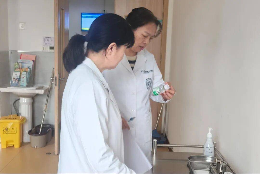 “大医院专家来了，我们在社区看病，也更放心了”