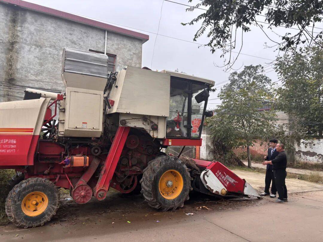 邮储银行金融服务秋收一线，助力丰收粮满仓