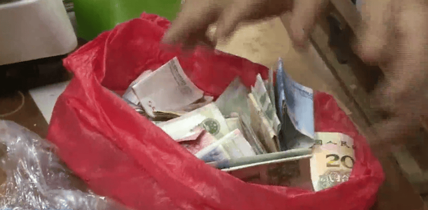 广东一男子两三年持续往批发店无故扔钱，店主：每次他都不承认，还钱还把钱送回来